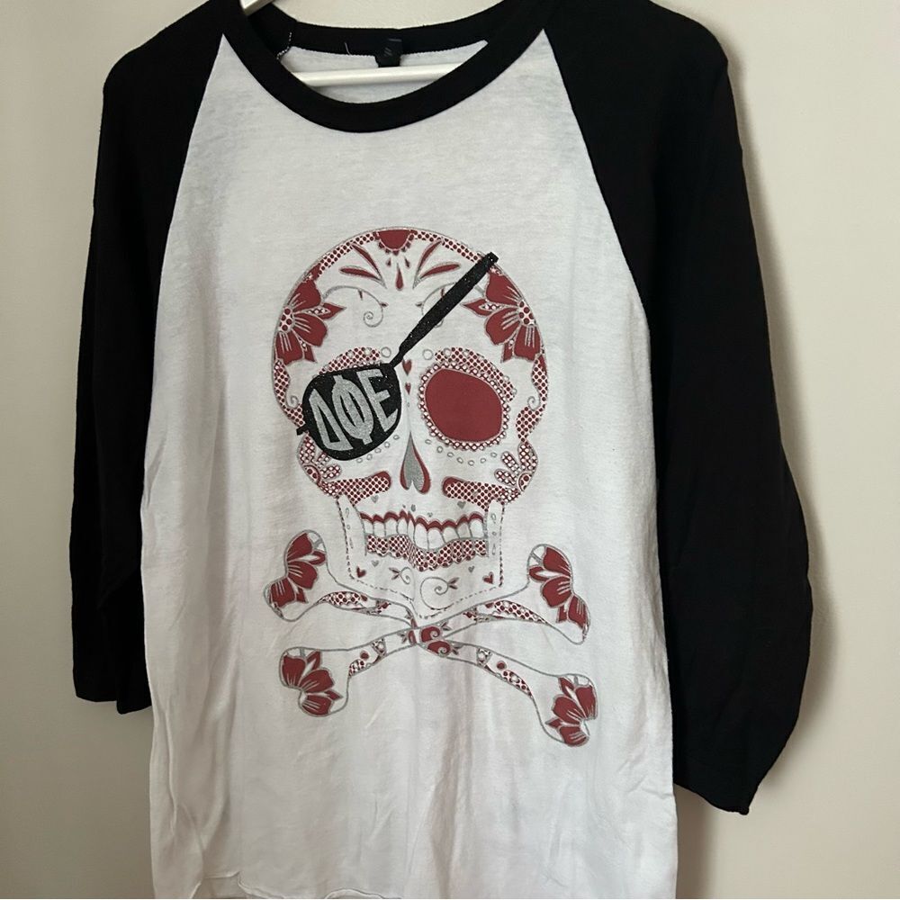 Delta Phi Epsilon Baseball Tee 3/4 Sleeve Pirate Skull Graphic DPhiE Casual - Picture 12 of 12